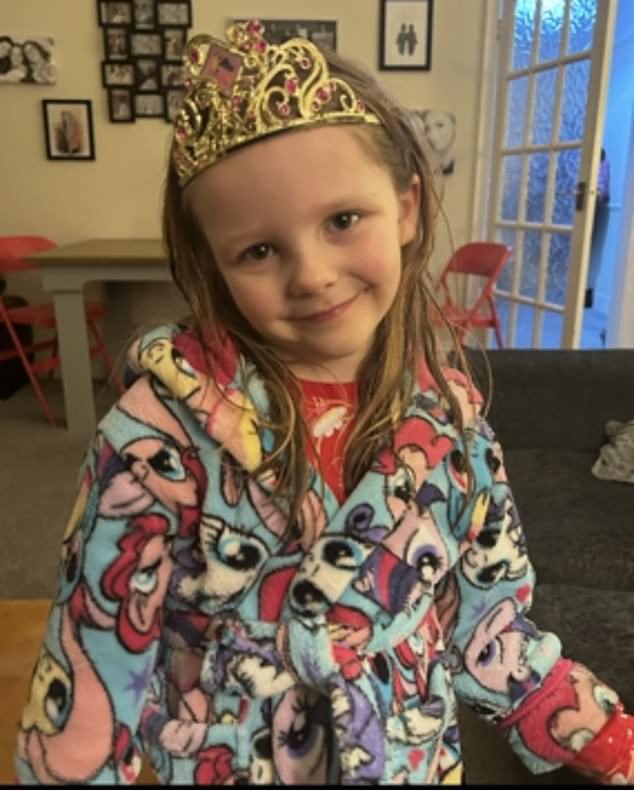 Os médicos tentaram me dizer que minha filha de cinco Daisy voltou da creche da Escola Primária Greenways aos cinco anos de idade com 'sangue na calcinha'