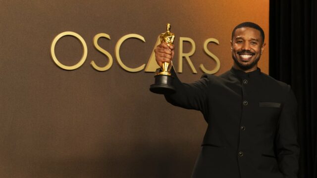 Compositores de Ejae e Golden recebendo o Oscar de Melhor Canção Original