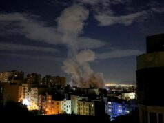 Os militares dos EUA ainda usam Claude – mas os clientes de tecnologia de defesa estão fugindo A smoke plume rises following a missile strike on a building in Tehran on March 1, 2026.