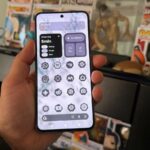 Gráfico do Android 17 apresentando o mascote do Android atrás do número 17 segurando uma esfera verde estampada.