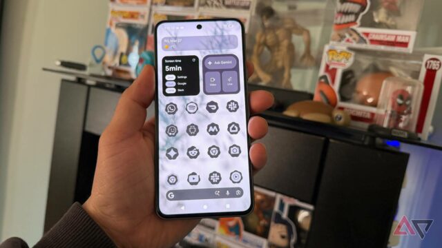 Gráfico do Android 17 apresentando o mascote do Android atrás do número 17 segurando uma esfera verde estampada.