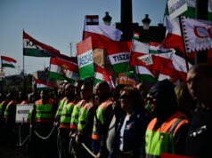 Os partidos rivais da Hungria realizam grandes comícios antes das eleições de 12 de abril Yahoo news home