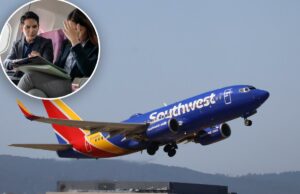 Os passageiros estão coçando a cabeça com a bizarra política de decolagem da Southwest Airlines: ‘Inventando coisas à medida que avançam’ Um avião azul da Southwest Airlines decola, mostrando sua cauda colorida contra um céu claro com colinas distantes.
