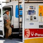 Terry Lytar, 65, abastece no posto de gasolina Shell ao longo do West Olympic Boulevard na terça-feira, 3 de março de 2026 em Los Angeles, Califórnia (Kayla Bartkowski/Los Angeles Times via Getty Images)
