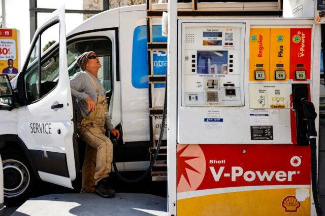 Terry Lytar, 65, abastece no posto de gasolina Shell ao longo do West Olympic Boulevard na terça-feira, 3 de março de 2026 em Los Angeles, Califórnia (Kayla Bartkowski/Los Angeles Times via Getty Images)