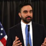 O prefeito Zohran Mamdani fala em uma entrevista coletiva sobre vagas gratuitas para 2-K.