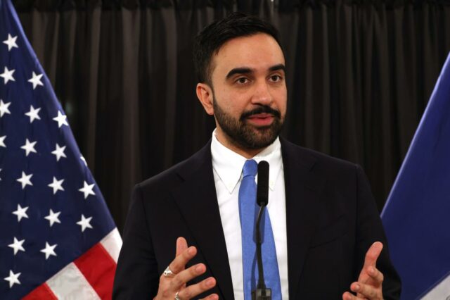 O prefeito Zohran Mamdani fala em uma entrevista coletiva sobre vagas gratuitas para 2-K.