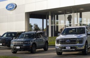 Os problemas da Ford levaram a grandes recalls de todos os modelos de carro, exceto um, desde 2020 Vista lateral dos novos Ford Mustangs e outros modelos Ford estacionados em frente à concessionária Ford no Texas.