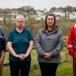 Os residentes de Luney Barton, Jeff, Lorraine Harvey e Jane Collings e Bruce Bryan, com o Meadow Lakes Holiday Park por trás deles