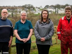 Os proprietários ricos que foram expulsos de suas banheiras de hidromassagem por moradores de parques de caravanas com binóculos Os residentes de Luney Barton, Jeff, Lorraine Harvey e Jane Collings e Bruce Bryan, com o Meadow Lakes Holiday Park por trás deles