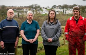 Os proprietários ricos que foram expulsos de suas banheiras de hidromassagem por moradores de parques de caravanas com binóculos Os residentes de Luney Barton, Jeff, Lorraine Harvey e Jane Collings e Bruce Bryan, com o Meadow Lakes Holiday Park por trás deles