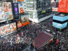 Os protestos ‘No Kings’ deste fim de semana podem ser os maiores até agora ARQUIVO - Dee Cahill de Margate, Flórida, possui um