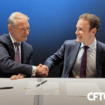 Dois homens de terno apertam as mãos sobre uma mesa enquanto assinam documentos, com os logotipos da CFTC e da SEC visíveis ao fundo, simbolizando a cooperação regulatória entre as agências. Os reguladores dos EUA, CFTC e SEC, aproximam-se à medida que os mercados de criptografia e previsão se expandem