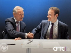 Os reguladores dos EUA, CFTC e SEC, aproximam-se à medida que os mercados de criptografia e previsão se expandem Dois homens de terno apertam as mãos sobre uma mesa enquanto assinam documentos, com os logotipos da CFTC e da SEC visíveis ao fundo, simbolizando a cooperação regulatória entre as agências. Os reguladores dos EUA, CFTC e SEC, aproximam-se à medida que os mercados de criptografia e previsão se expandem