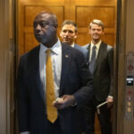 A presidente do Comitê de Dotações do Senado, Susan Collins (R-Maine), fala com repórteres ao chegar para uma reunião da Conferência Republicana do Senado no Capitólio dos EUA no 38º dia de paralisação do governo, 7 de novembro de 2025. (Francis Chung/POLITICO via AP Images)