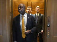 Os republicanos adoram quebrar suas promessas de limite de mandato A presidente do Comitê de Dotações do Senado, Susan Collins (R-Maine), fala com repórteres ao chegar para uma reunião da Conferência Republicana do Senado no Capitólio dos EUA no 38º dia de paralisação do governo, 7 de novembro de 2025. (Francis Chung/POLITICO via AP Images)