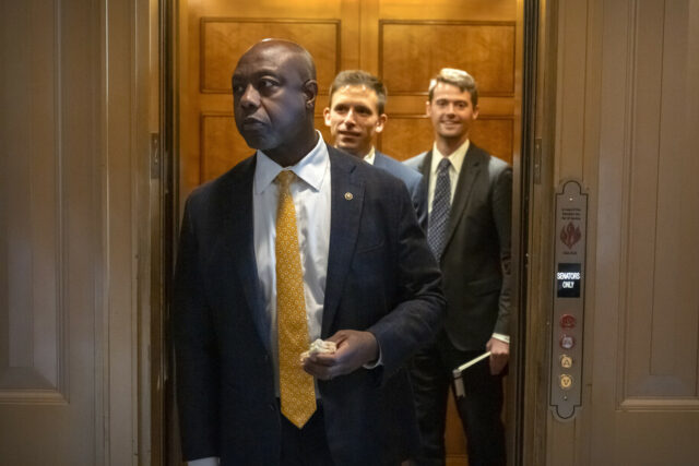 A presidente do Comitê de Dotações do Senado, Susan Collins (R-Maine), fala com repórteres ao chegar para uma reunião da Conferência Republicana do Senado no Capitólio dos EUA no 38º dia de paralisação do governo, 7 de novembro de 2025. (Francis Chung/POLITICO via AP Images)