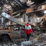 Apoiadores Houthi gritam slogans durante uma manifestação contra Israel e a guerra dos Estados Unidos no Irã.