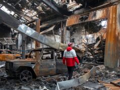 Os riscos de escalada aumentam à medida que os EUA preparam tropas terrestres e os Houthis do Iêmen atacam Israel Apoiadores Houthi gritam slogans durante uma manifestação contra Israel e a guerra dos Estados Unidos no Irã.