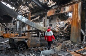 Os riscos de escalada aumentam à medida que os EUA preparam tropas terrestres e os Houthis do Iêmen atacam Israel Apoiadores Houthi gritam slogans durante uma manifestação contra Israel e a guerra dos Estados Unidos no Irã.