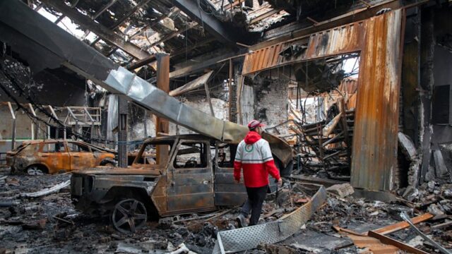 Os riscos de escalada aumentam à medida que os EUA Apoiadores Houthi gritam slogans durante uma manifestação contra Israel e a guerra dos Estados Unidos no Irã.