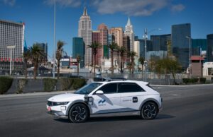 Os robotáxis móveis ingressam no aplicativo Uber em Las Vegas dois anos após uma grande reinicialização A Hyundai Ioniq 5 powered by Motional on Uber's network in Las Vegas