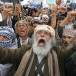 Apoiadores Houthi manifestam-se na capital do Iémen em 13 de março. Há temores de que o grupo possa retomar os seus ataques aos navios do Mar Vermelho.