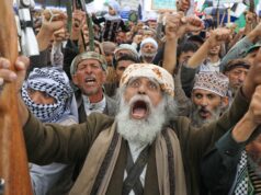 Os temores de escalada da guerra aumentam à medida que Houthis do Iêmen lançam ‘barragem’ de mísseis contra Israel Apoiadores Houthi manifestam-se na capital do Iémen em 13 de março. Há temores de que o grupo possa retomar os seus ataques aos navios do Mar Vermelho.