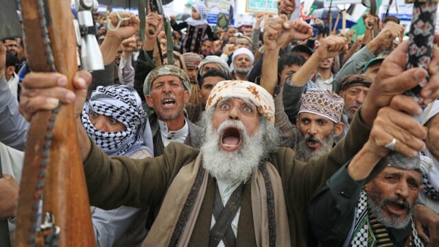 Apoiadores Houthi manifestam-se na capital do Iémen em 13 de março. Há temores de que o grupo possa retomar os seus ataques aos navios do Mar Vermelho. 