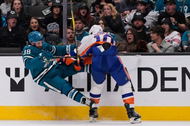 Os tubarões experimentam o gostinho do hóquei nos playoffs em uma derrota irritada. Eles precisam se acostumar com isso
