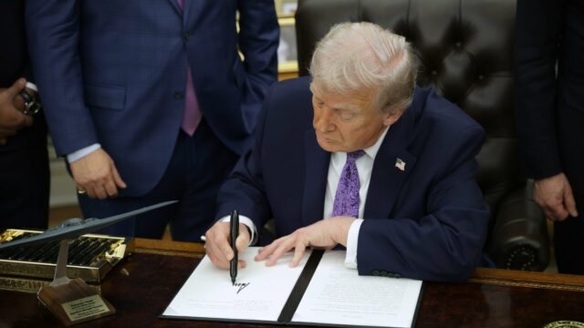 Os últimos anúncios de IA de Trump: Tech Corps, custos de data center, guerra moderna
