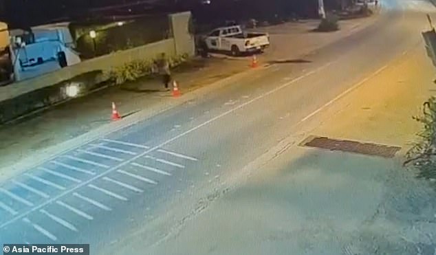 Os últimos momentos do reality show Jordan Wright mostram a CCTV mostra Jordan, no canto superior direito, correndo erraticamente ao longo da estrada pouco antes de ser encontrado morto