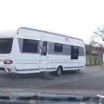 Viajantes montaram acampamento no estacionamento principal do Sheldon Country Park, em Birmingham, no fim de semana