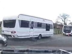 Os viajantes montam suas caravanas e caminhões em um popular parque rural no início das férias da Páscoa Viajantes montaram acampamento no estacionamento principal do Sheldon Country Park, em Birmingham, no fim de semana