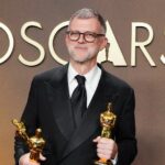 (Da esquerda para a direita) O supervisor de efeitos visuais dos EUA, Eric Saindon, o artista de efeitos visuais dos EUA, Richard Baneham, Daniel Barrett e o supervisor de efeitos visuais dos EUA, Joe Letteri, aceitam o prêmio de Melhores Efeitos Visuais por