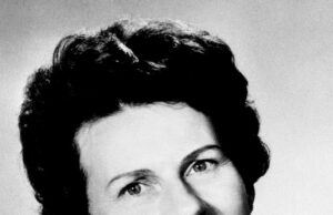 Osso é encontrado na busca pelo corpo de Muriel McKay enquanto equipes de busca realizam escavações no jardim do leste de Londres, 55 anos depois que ela foi sequestrada e assassinada Muriel McKay era esposa do executivo de jornal Alick McKay. Ela foi sequestrada por um resgate de £ 1 milhão em 1969, depois de ser confundida com Anna Murdoch, a então esposa do magnata da mídia Rupert Murdoch.