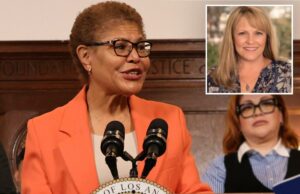 Outro assessor foge do escritório de Karen Bass enquanto a equipe de comunicação da porta giratória do prefeito perde o quinto funcionário Amanda Crumley da Crumley Communications falando em um evento.