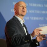 ARQUIVO - Esta combinação de imagens mostra, da esquerda, o candidato independente ao Senado de Nebraska, Dan Osborn, à esquerda, em Omaha, Nebraska, em 15 de maio de 2024, e a oponente, a senadora Deb Fischer, R-Nebraska, em Washington, em 14 de março de 2023. (Nikos Frazier/Omaha World-Herald via AP, à esquerda; e AP Photo Alex Brandon, Arquivo)