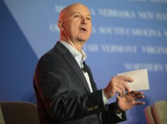 Outro estado, outra eleição para o Senado, os republicanos tentam fraudar ARQUIVO - Esta combinação de imagens mostra, da esquerda, o candidato independente ao Senado de Nebraska, Dan Osborn, à esquerda, em Omaha, Nebraska, em 15 de maio de 2024, e a oponente, a senadora Deb Fischer, R-Nebraska, em Washington, em 14 de março de 2023. (Nikos Frazier/Omaha World-Herald via AP, à esquerda; e AP Photo Alex Brandon, Arquivo)