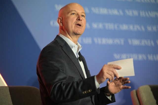 ARQUIVO - Esta combinação de imagens mostra, da esquerda, o candidato independente ao Senado de Nebraska, Dan Osborn, à esquerda, em Omaha, Nebraska, em 15 de maio de 2024, e a oponente, a senadora Deb Fischer, R-Nebraska, em Washington, em 14 de março de 2023. (Nikos Frazier/Omaha World-Herald via AP, à esquerda; e AP Photo Alex Brandon, Arquivo)