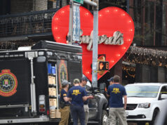 Outro tiroteio em massa ofuscado por outra guerra ilegal O Departamento de Polícia de Austin e o FBI investigam um tiroteio no Buford's na 6th Street no domingo, 1º de março de 2026, em Austin, Texas. (Foto AP/Jack Myer)