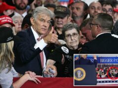 Oz ajuda mulher mais velha que desmaiou durante o discurso de Trump no evento de Kentucky Oz ajuda mulher mais velha que desmaiou durante o discurso de Trump no evento de Kentucky