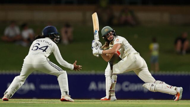 PONTUAÇÃO AO VIVO AUS-W vs IND-W, apenas dia de teste 2: Sayali leva quatro postigos; Austrália foi eliminada e lidera por 125 corridas
