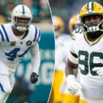 Um jogador de futebol com uniforme branco com listras azuis e o número 44 correndo em um campo verde.