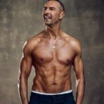 Paddy McGuinness exibiu seu tanquinho e bíceps protuberantes enquanto posava sem camisa em uma nova sessão de fotos na terça-feira