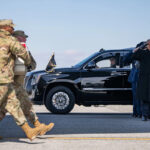 Tyler H. Simmons sorri em um retrato (Força Aérea dos EUA)