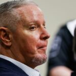 Colin Gray, o pai do suspeito de atirar na Escola Secundária Apalachee, Colt Gray, reage depois que um júri o condenou por assassinato em segundo grau e homicídio culposo no Tribunal do Condado de Barrow em Winder, Geórgia, terça-feira, 3 de março de 2026. (Abbey Cutrer/Atlanta Journal-Constitution via AP, Pool)