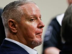 Pai dos EUA é condenado por assassinato após presentear filho com arma usada em tiroteio em escola Colin Gray, o pai do suspeito de atirar na Escola Secundária Apalachee, Colt Gray, reage depois que um júri o condenou por assassinato em segundo grau e homicídio culposo no Tribunal do Condado de Barrow em Winder, Geórgia, terça-feira, 3 de março de 2026. (Abbey Cutrer/Atlanta Journal-Constitution via AP, Pool)