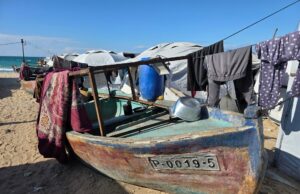 Palestinos arriscam a vida e a integridade física para pescar no mar de Gaza controlado por Israel Adnan Sehwail