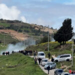 Palestinos fogem do gás lacrimogêneo enquanto colonos israelenses chegam à Cisjordânia ocupada